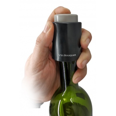 Vedante preto com texto 'Vin Bouquet' em garrafa verde