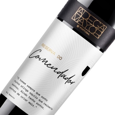 Garrafa de vinho Reserva do Comendador com rótulo branco e gola preta