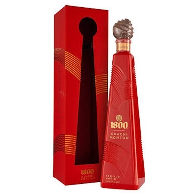 Garrafa vermelha triangular de tequila com caixa vermelha ao lado.