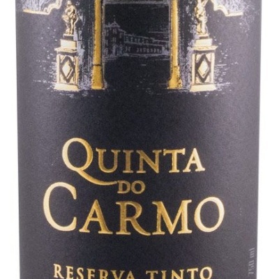 Rótulo preto de vinho tinto Quinta do Carmo Reserva Tinto 2014 com desenho dourado e texto em dourado