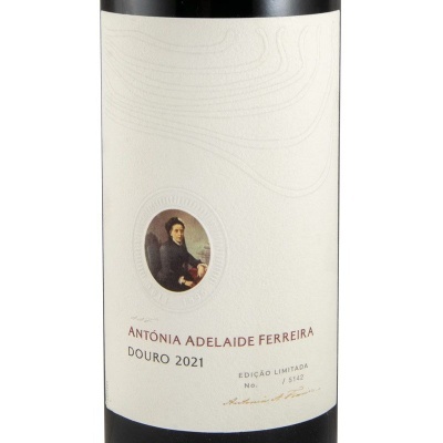 Garrafa de vinho com rótulo branco e pintura oval de mulher