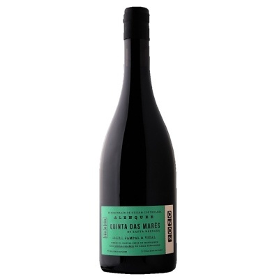 Garrafa de vinho tinto Quinta das Mares 2020 com rótulo verde e bege em fundo branco