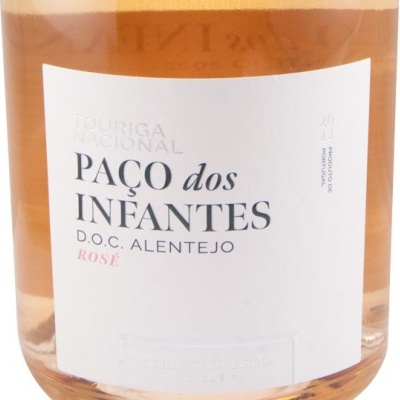 Frasco de vinho rosé com rótulo branco e texto preto e vermelho