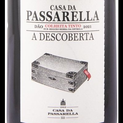 Rótulo de vinho tinto Casa da Passarella com mala cinzenta e texto em branco e preto