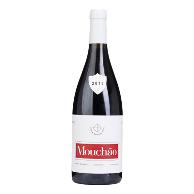 Garrafa de vinho tinto Mouchão 2018 com rótulo branco e vermelho