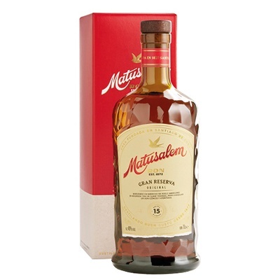 Garrafa de rum Matusalem Gran Reserva com embalagem vermelha