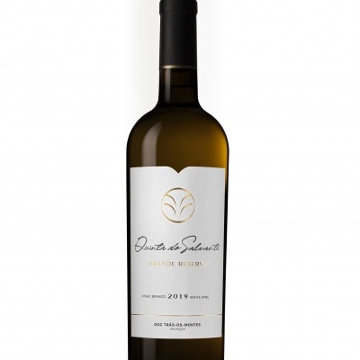 Garrafa de vinho branco Quinta do Salvarita Grande Reserva 2019 com rótulo branco