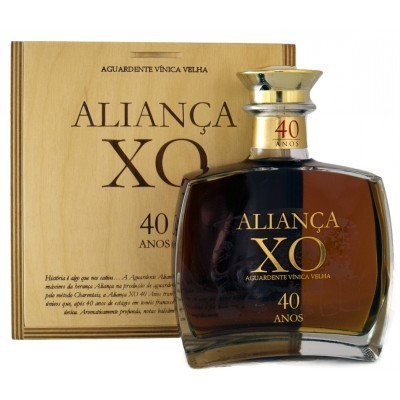 Garrafa de aguardente Aliança XO 40 anos com caixa de madeira