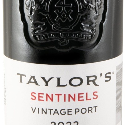 Garrafa de vinho do Porto Taylor's Sentinels 2022 com rótulo branco e selo preto em relevo
