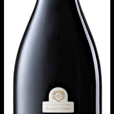 Garrafa de vinho tinto URTIGA 2018 com tampa vermelha e rótulo branco