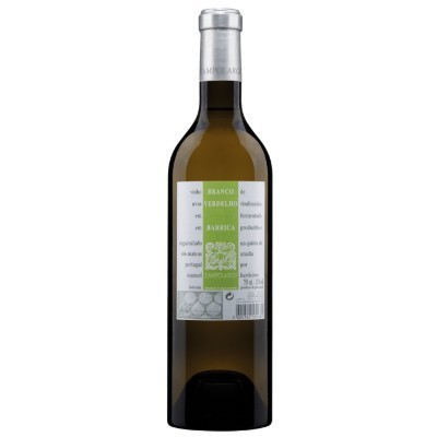 Garrafa de vinho branco com rótulo branco e verde e cápsula prateada