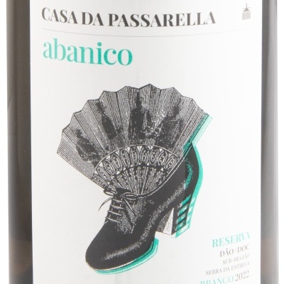 Rótulo de garrafa de vinho branco Casa da Passarella com ilustração de sapato e leque preto e texto em azul e preto.