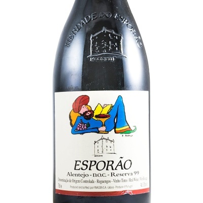 Garrafa de vinho tinto Esporão com rótulo colorido e selo em relevo