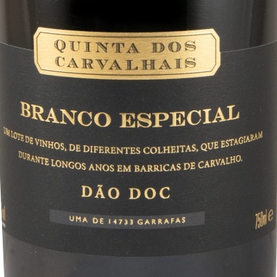 Rótulo preto com letras douradas de vinho branco especial Quinta dos Carvalhais, texto e volume 750 ml