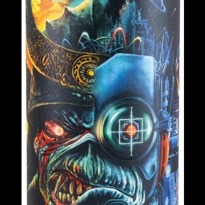 Garrafa com rótulo preto e gráficos com tema de banda musical Iron Maiden