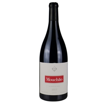 Garrafas de vinho tinto Mouchão com rótulo branco e vermelho