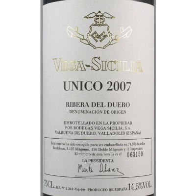 Rótulo de vinho Vega-Sicilia Único 2007 com texto preto e dourado