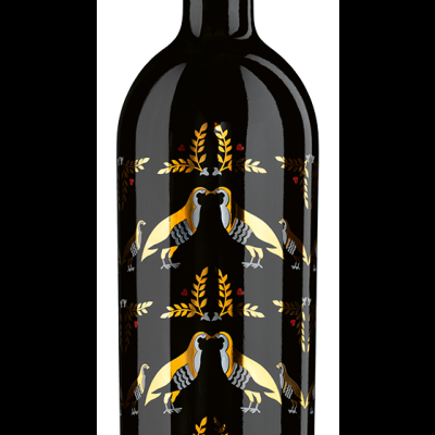 Garrafa de vinho preta com padrão colorido de pássaros e ramos no rótulo.