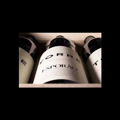 Garrafas de vinho tinto com rótulos brancos em caixa de madeira