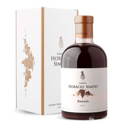 Garrafa de vinho Bastardo 2010 com caixa branca e decoração dourada