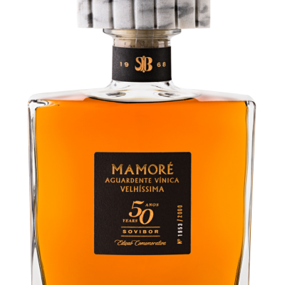 Garrafa de aguardente Mamoré velhíssima 50 anos com rótulo preto e dourado