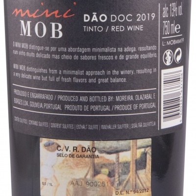 Rótulo de vinho tinto mini MOB DÃO DOC 2019 com selo de garantia e texto descritivo