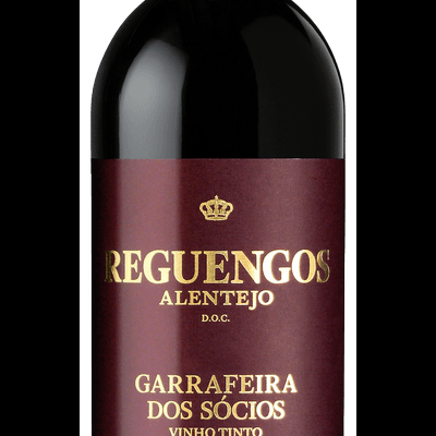 Garrafa de vinho tinto Reguengos Alentejo com rótulo borgonha e texto dourado