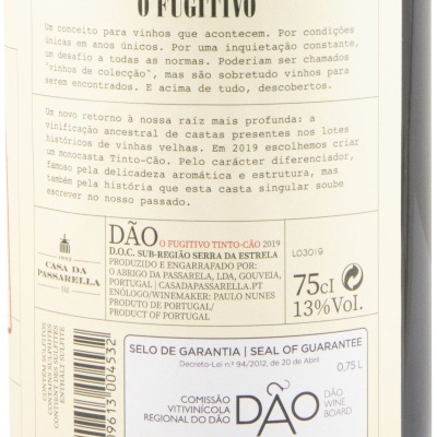 Rótulo traseiro de garrafa de vinho tinto com texto detalhado, selo de garantia e código de barras