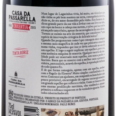 Rótulo de garrafa de vinho Casa da Passarella Enxertia 2015 com texto explicativo e selo de garantia.