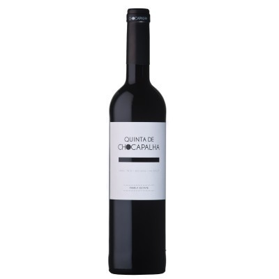 Garrafa de vinho tinto Quinta de Chocapalha com rótulo branco e texto preto