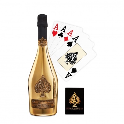 Garrafa dourada de champanhe Armand de Brignac e cartas de baralho