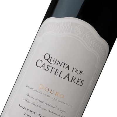 Garrafa de vinho tinto Quinta dos Castelares com rótulo branco e detalhes dourados.