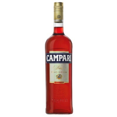Garrafa de Campari com líquido vermelho e rótulos azul escuro e bege.