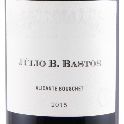 Garrafa de vinho com rótulo branco e texto preto Júlio B. Bastos Alicante Bouschet 2015