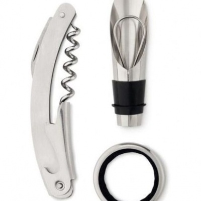 Acessórios para vinho em metal e preto sobre fundo branco