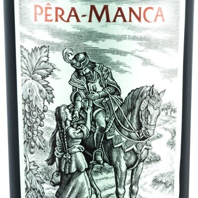 Garrafa de vinho tinto PÊRA-MANCA com ilustração em preto e branco e texto em vermelho e preto