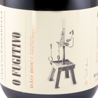 Garrafa de vinho com rótulo branco e texto preto e laranja