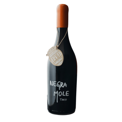 Garrafa de vinho tinto Negra Mole com rótulo branco e tampa laranja