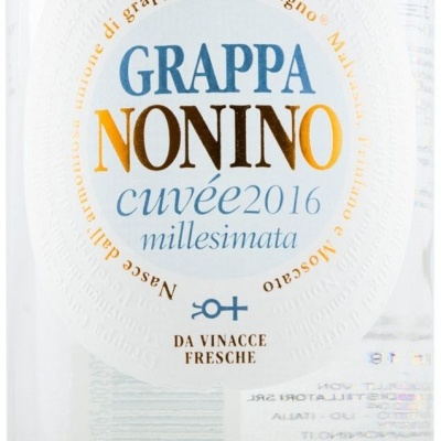 Garrafa transparente de Grappa Nonino com rótulo branco e texto azul, laranja e dourado