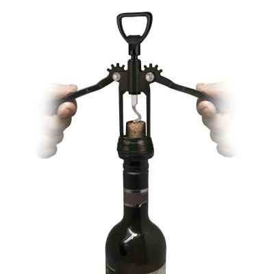 Saca-rolhas de alavanca a remover rolha de garrafa de vinho