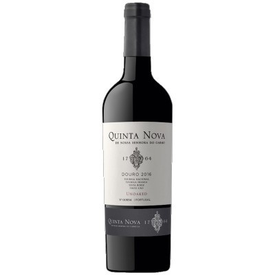 Garrafa de vinho tinto Quinta Nova Douro 2016 com rótulos branco e preto