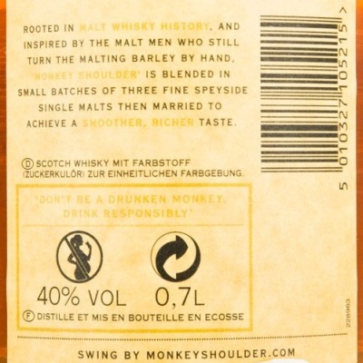 Etiqueta de garrafa de whisky com texto, código de barras e advertência