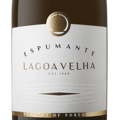 Garrafa de espumante Lagoa Velha com rótulo branco texturizado e texto dourado
