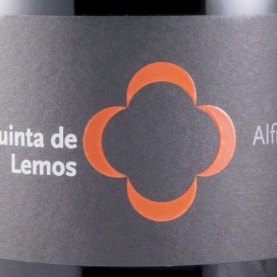 Rótulo de vinho cinzento escuro com logotipo laranja e texto branco Quinta de Lemos Alfrocheiro 2013