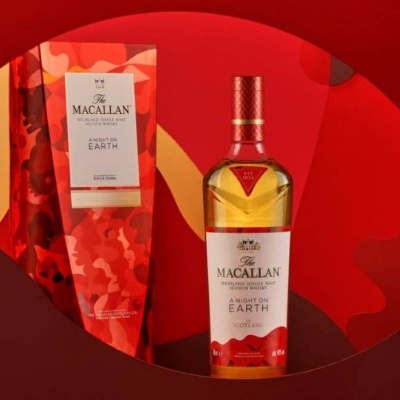 Garrafa de whisky Macallan com embalagem vermelha e texto Vibrant Earth