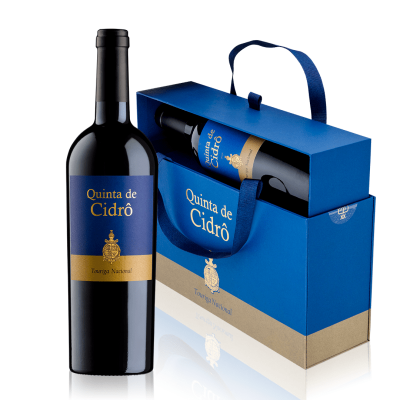 Garrafas de vinho Quinta de Cidrô com embalagem azul e dourada