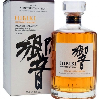 Garrafa de Whisky Hibiki com caixa branca ao lado