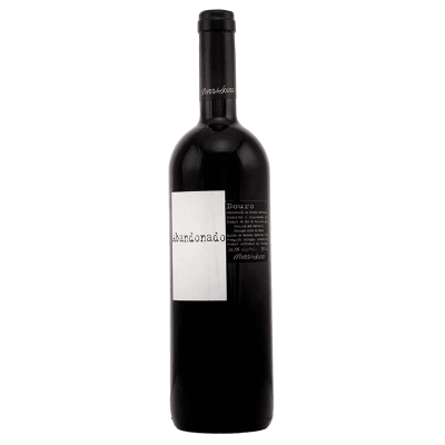 Garrafa de vinho tinto preta com rótulo branco e palavra abandonado