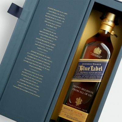 Garrafa de whisky Johnnie Walker Blue Label em caixa azul escura com texto dourado