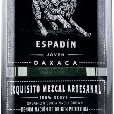 Garrafa de mezcal Montelobos com etiqueta preta detalhada